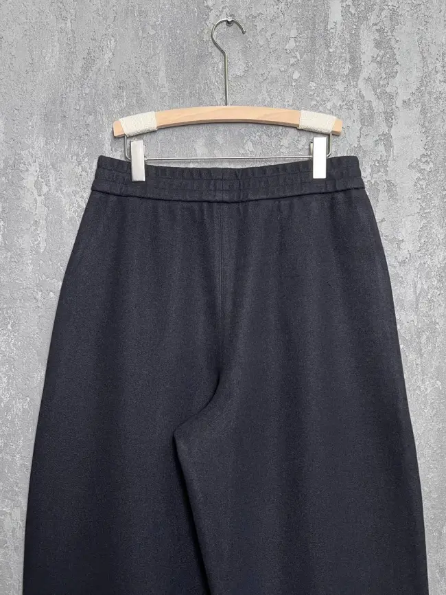 Брюки с защипами 