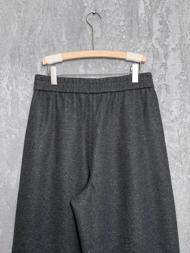 Брюки с защипами 