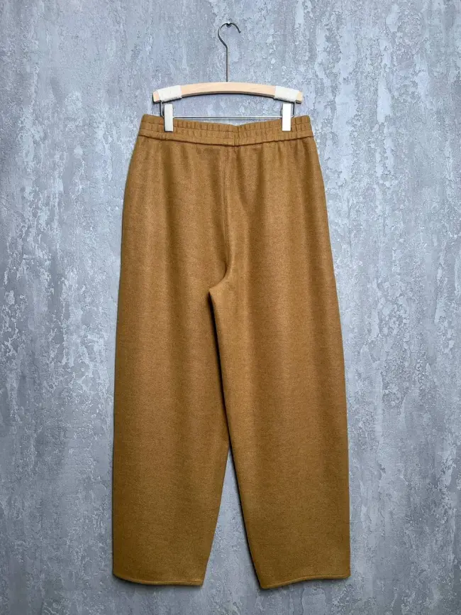 Брюки с защипами 