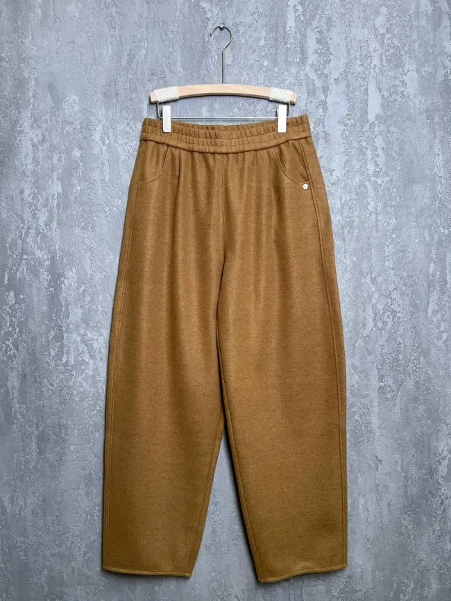 Брюки с защипами 