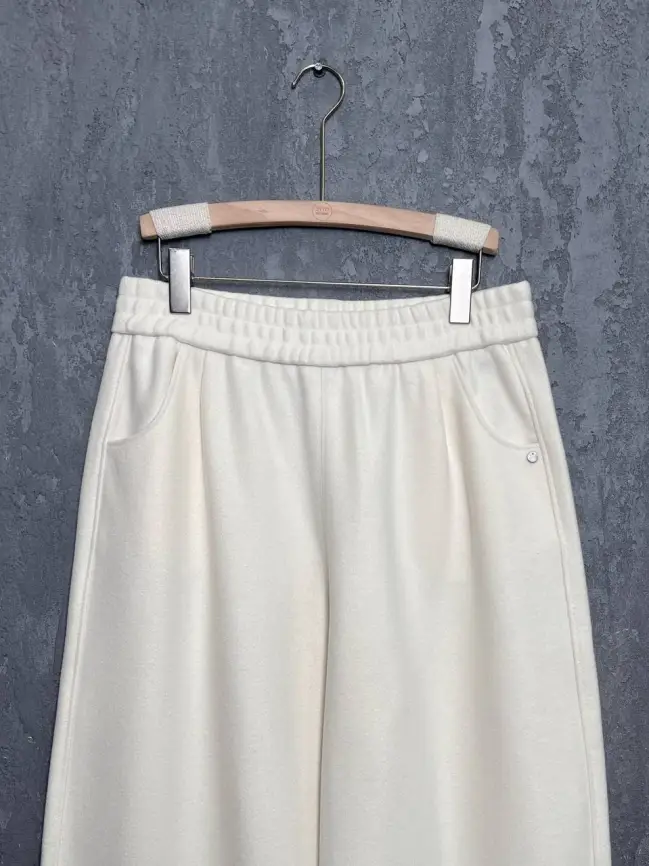 Брюки с защипами 