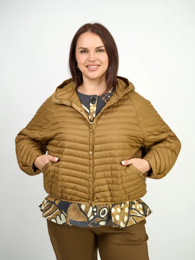 Куртка пух легкая короткая с заклепками 8183 Размер 48-58 фото 1