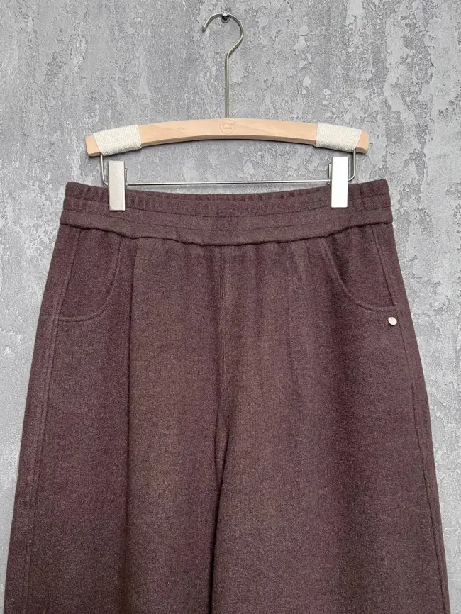 Брюки с защипами 