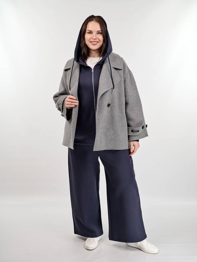 Серое пальто plus size с широкими брюками