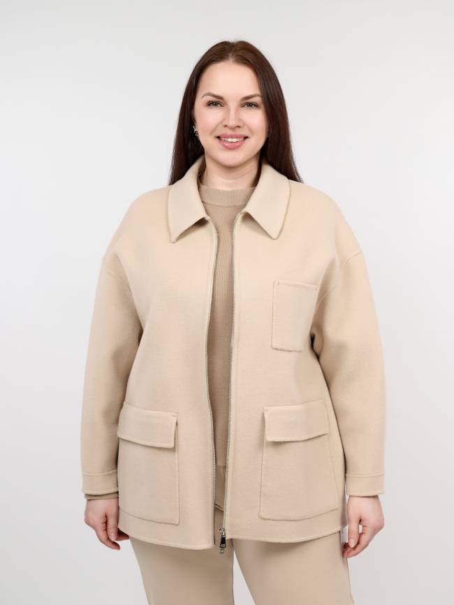 Светлое короткое пальто plus size